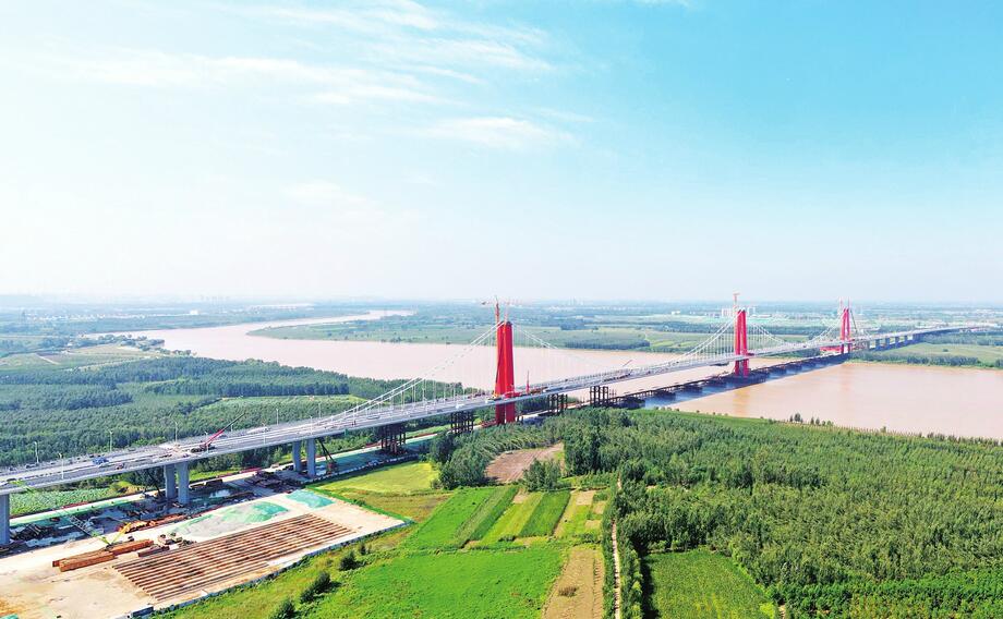 济南凤凰黄河大桥沥青基本铺设完成