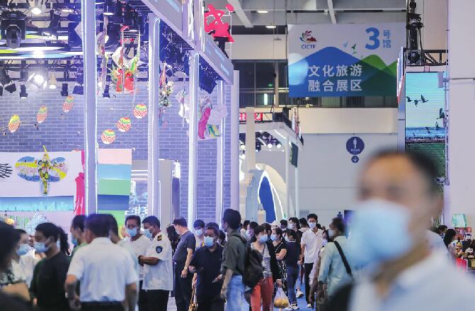 【相约中国文旅博览会】爷爷给孙子买玩具？不，给自己买的 这届文旅博览会打破了年龄壁垒，各年龄层在潮玩区都嗨了