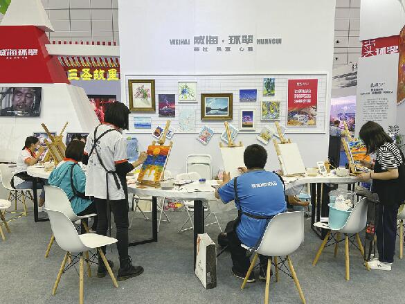 【相约中国文旅博览会】爷爷给孙子买玩具？不，给自己买的 这届文旅博览会打破了年龄壁垒，各年龄层在潮玩区都嗨了