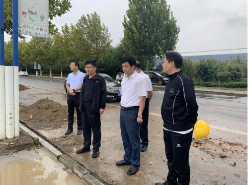 商河县委副书记,县长袁长奎冒雨到(商河 国家农业科技园区花卉分拣