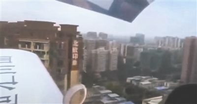 轻型飞机低空穿越成都楼群？涉事公司：未偏离航线