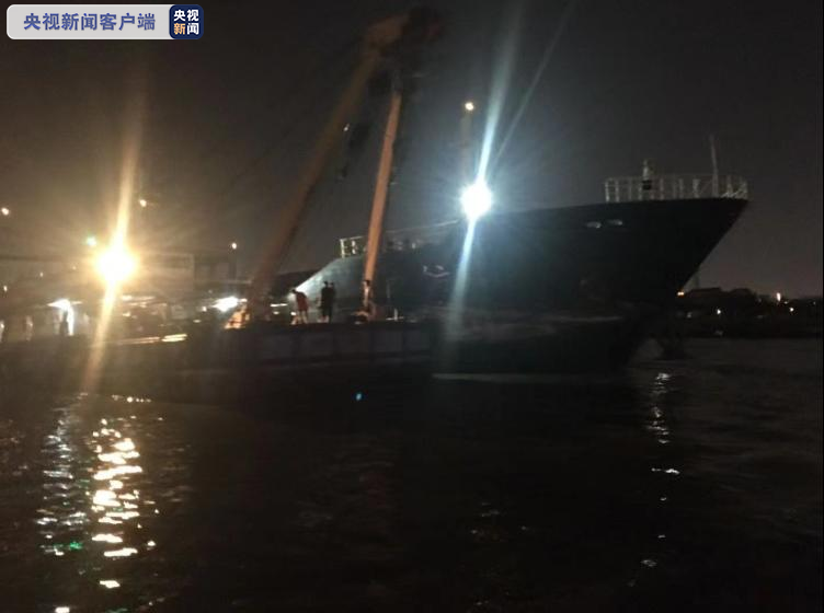 上海黄浦江堤岸遭轮船撞击，现场画面曝光