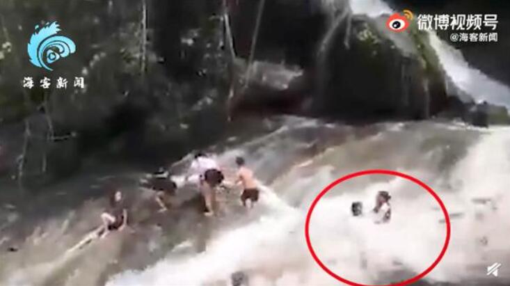 【无人机拍下骇人瞬间】瀑布1分钟变山洪 一家人被冲走