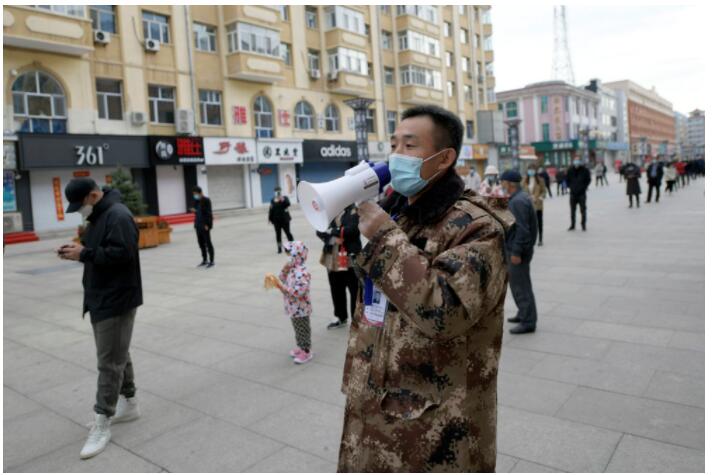 新华全媒＋丨我在现场·照片背后的故事丨疫情风暴之下，平凡的人聚起光芒！