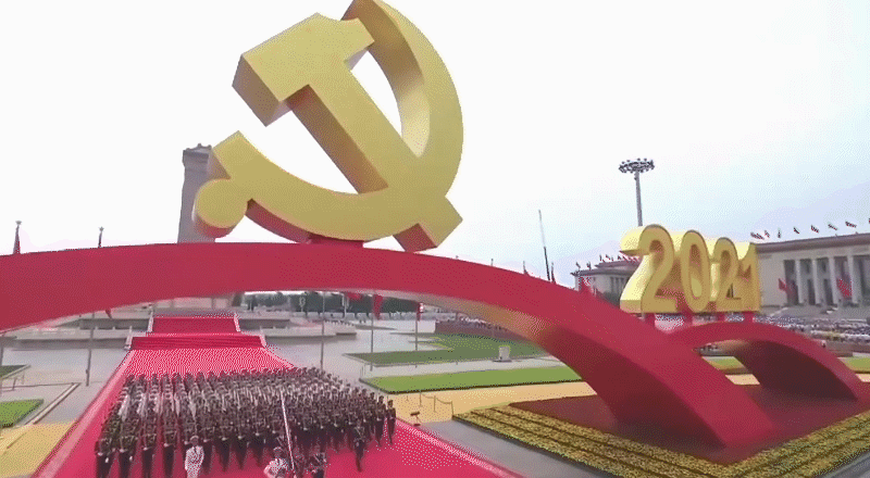 丹青绘巨作 礼赞新中国丨《美术经典中的党史》邀请您走近油画《开国大典》……