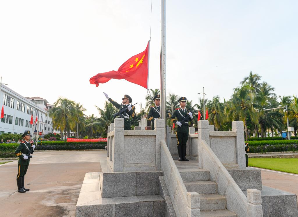 每一颗心，都向着五星红旗澎湃——各地群众欢度国庆综述