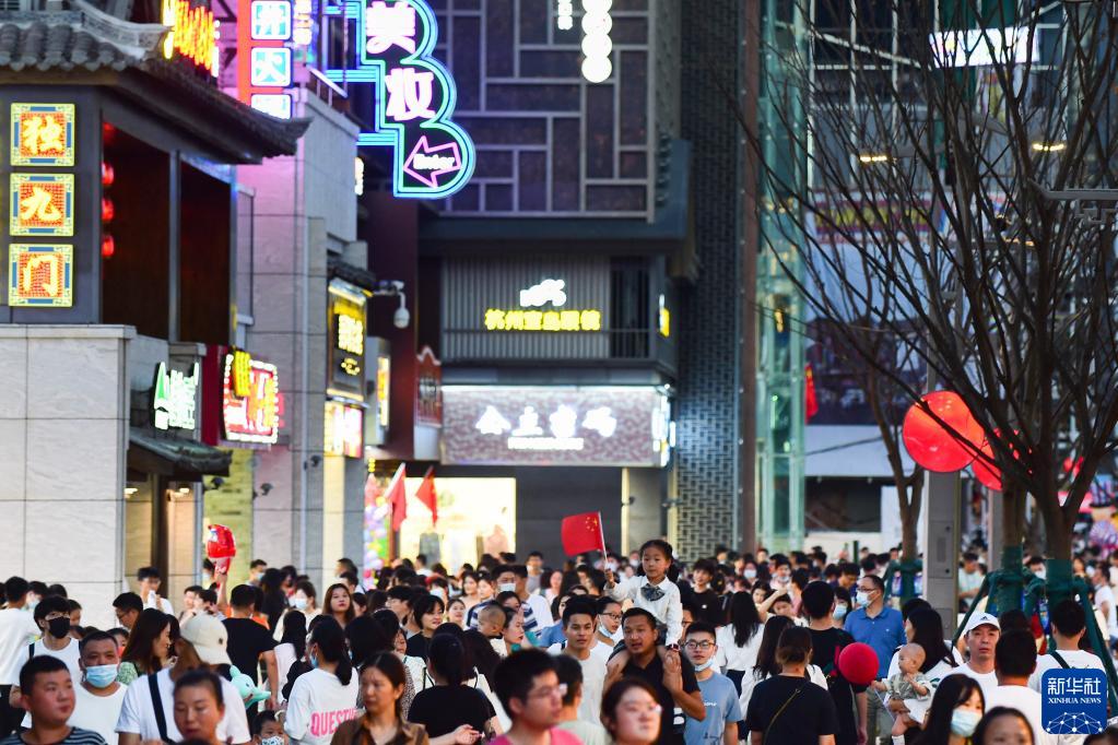 假日消费折射中国市场活力——来自“十一”黄金周的一线观察