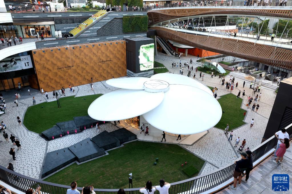 假日消费折射中国市场活力——来自“十一”黄金周的一线观察