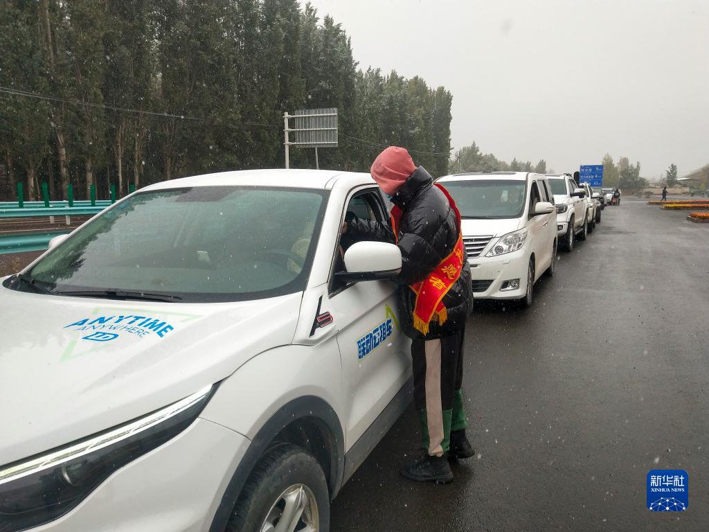 因疫情滞留新疆伊犁的部分旅客7日起有序离开