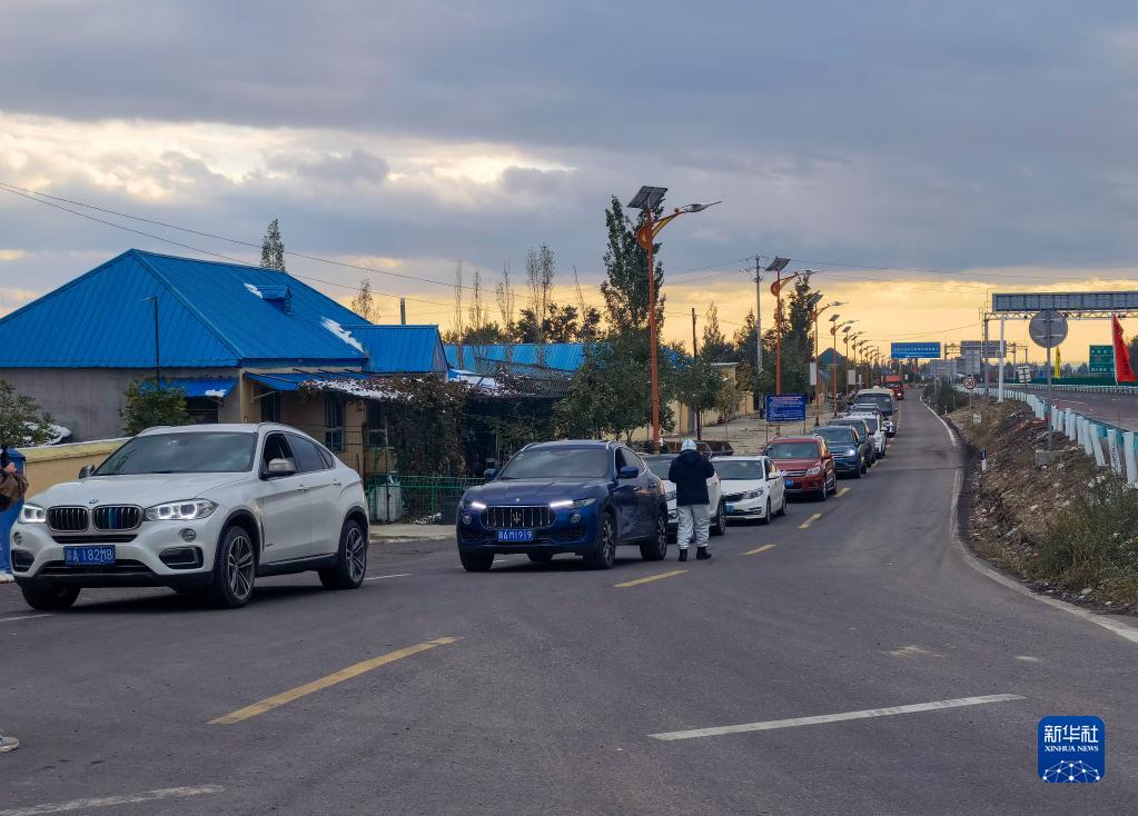 因疫情滞留新疆伊犁的部分旅客7日起有序离开