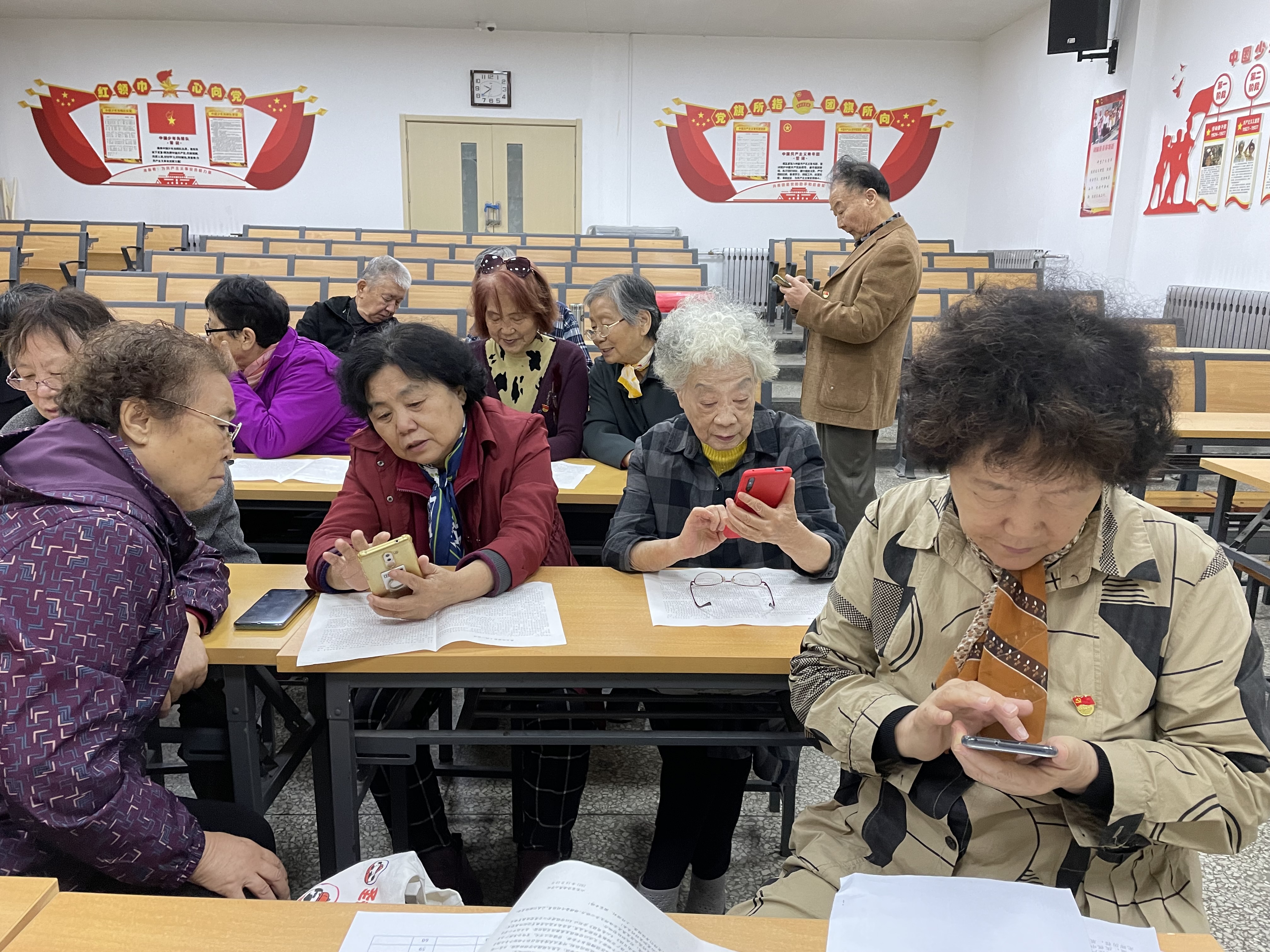 退休党员讲党课 不忘初心跟党走--济南燕山学校离退休老党员讲党课