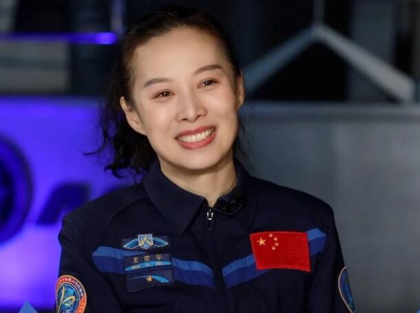 王亚平将成中国首位出舱女航天员 还专门配了春节节日服