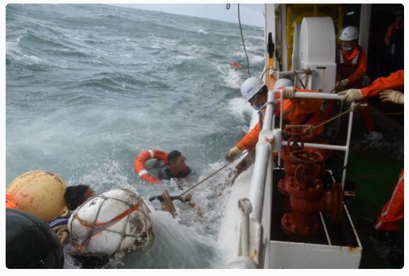 东海海域一渔船沉没 已救起2人仍有11人失联