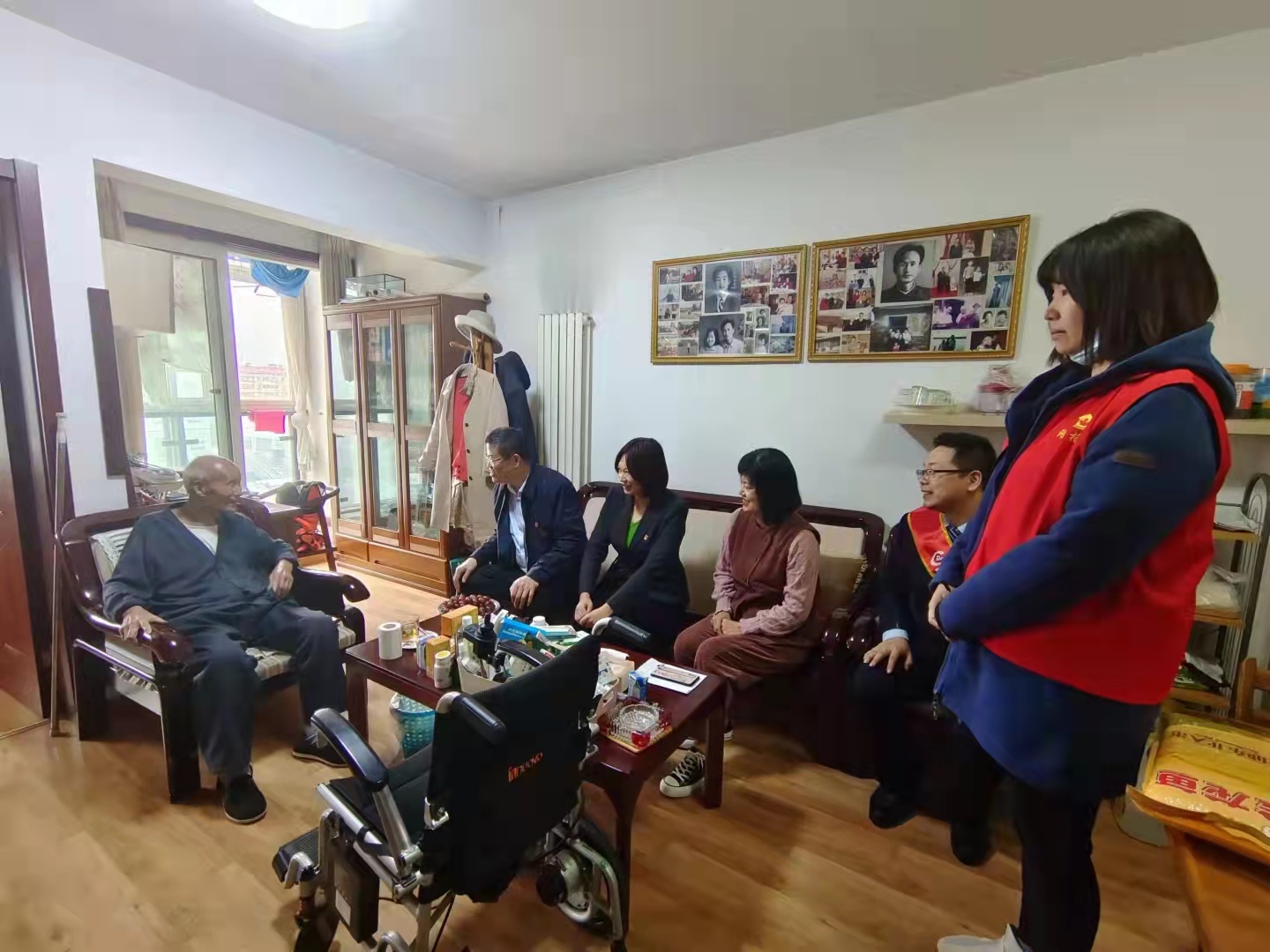 民生银行济南大观园支行联合重汽翡翠郡居委会走访慰问抗战老兵