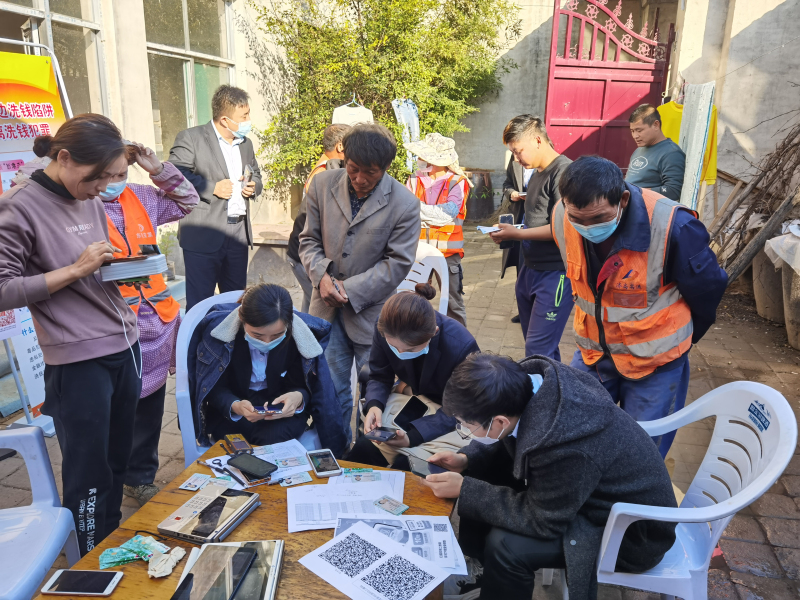 建行济南分行珍珠泉支行营业室：反洗钱知识宣传进乡村