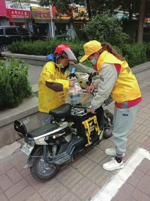 母亲患病，12岁男孩来济南陪伴 为减轻家里负担跟小姨送外卖
