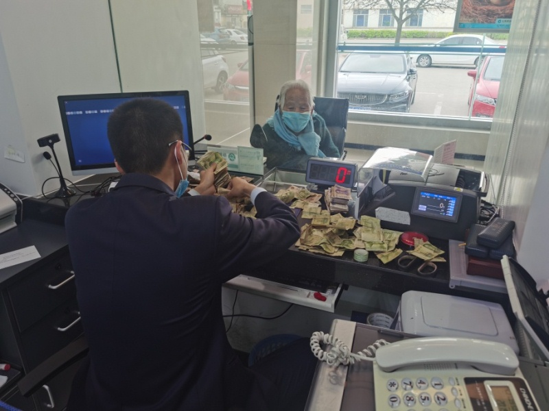 建行东营分行广饶支行组织“建行蓝”装点最美风景 “我为群众办实事”实践活动