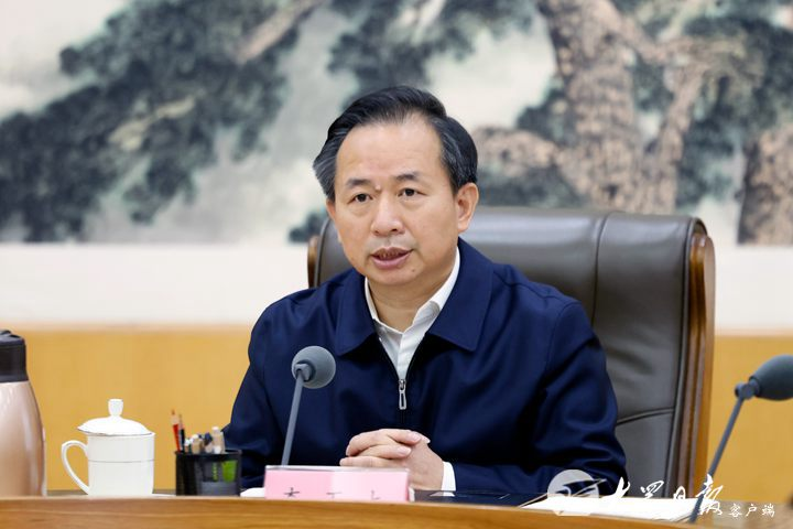 省委理论学习中心组进行集体学习