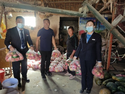 建行威海分行文登米山支行：开展“公益惠农”苹果义卖活动