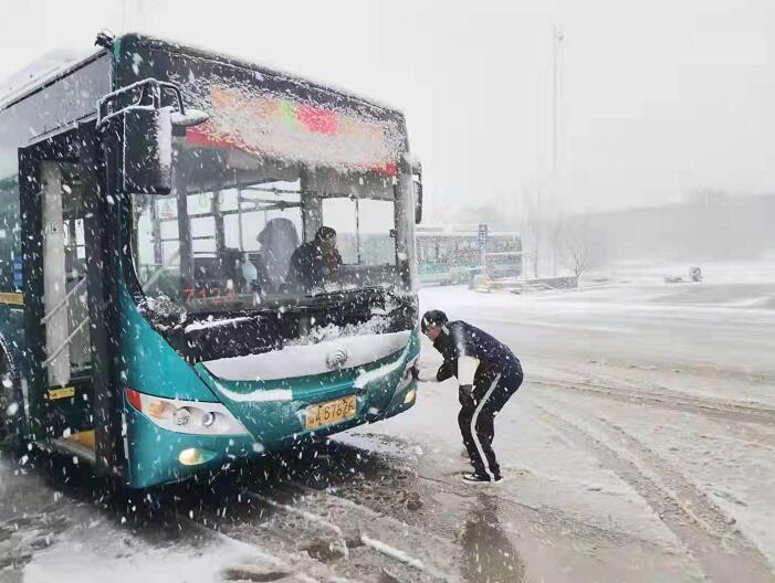 因暴雪、道路结冰，济南部分公交线路临时停运、绕行