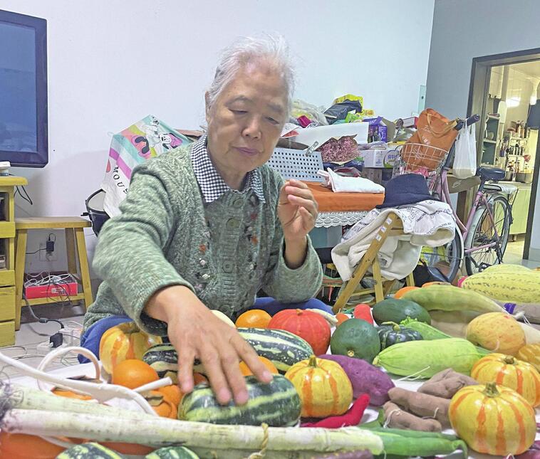 济南七旬巧手奶奶用针线缝出“菜市场” 自拍制作教程免费分享