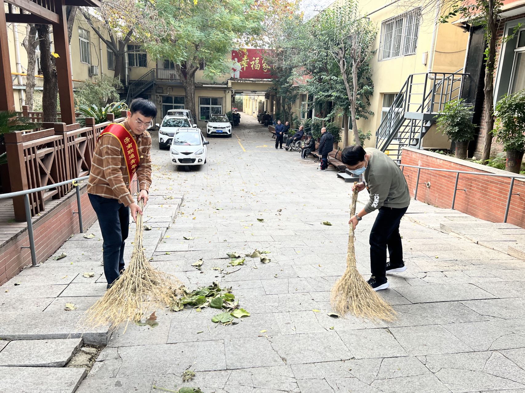 团徽映秋色，青春暖夕阳—济南联通团委开展敬老志愿服务活动