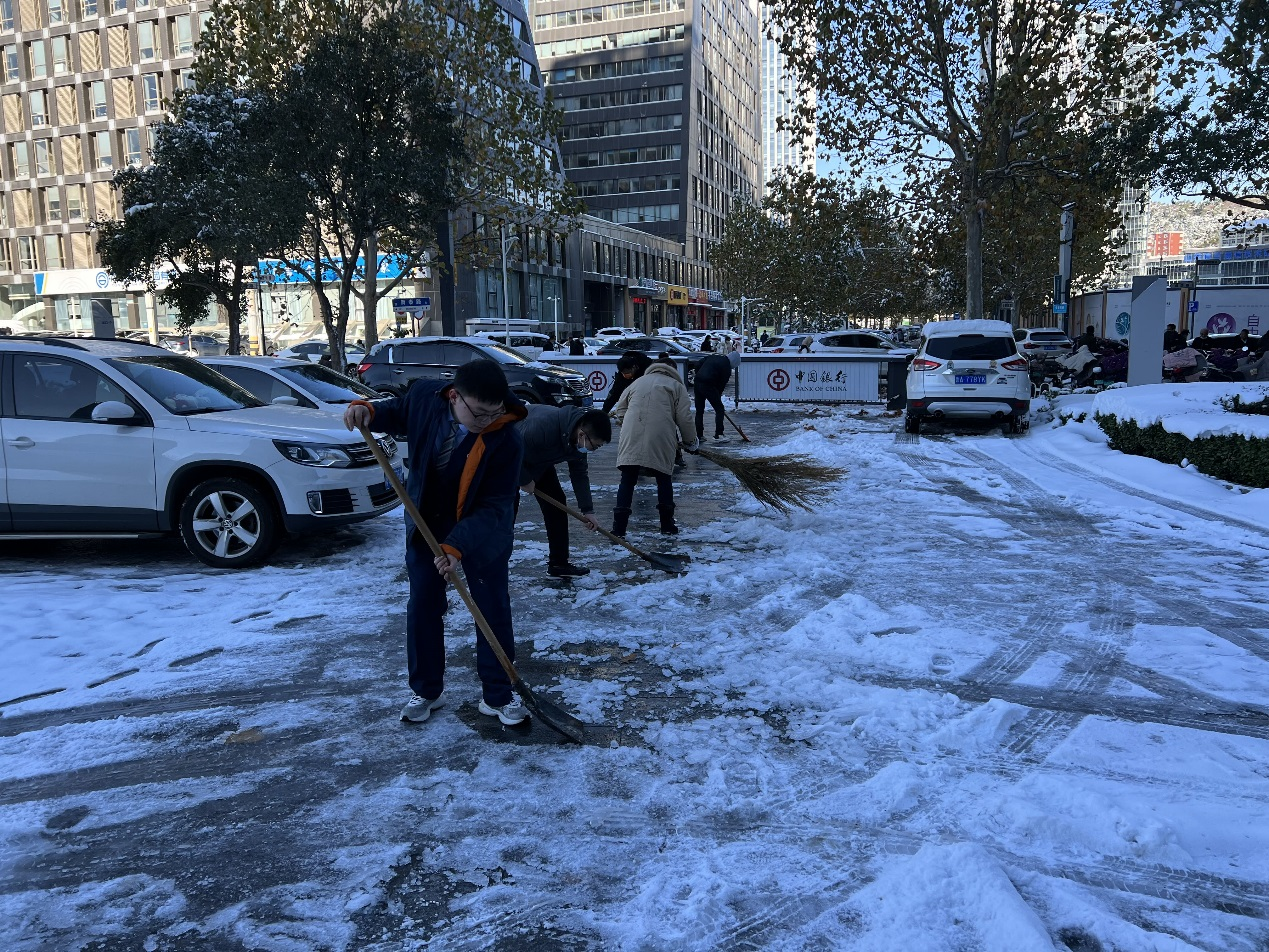 扫除门前雪 畅通金融路——中行高新支行开在行动
