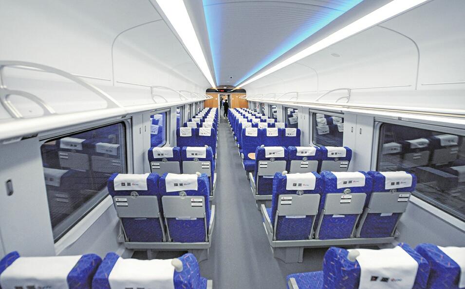 “绿巨人”动车组首次亮相济南站 最高时速160公里，车厢设施按“复兴号”标准设计