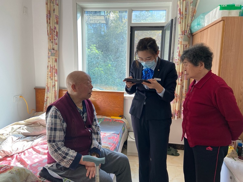 建行威海分行营业部：上门服务银龄老人暖人心