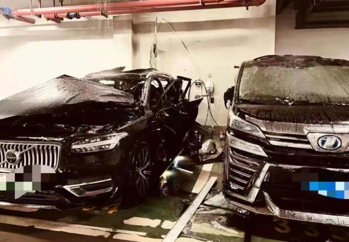南京一沃尔沃XC90发生爆炸 相邻两辆百万级豪车受损
