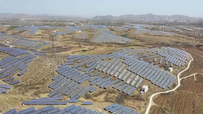 Chine : vue aérienne d'une ferme solaire dans les monts Taihang