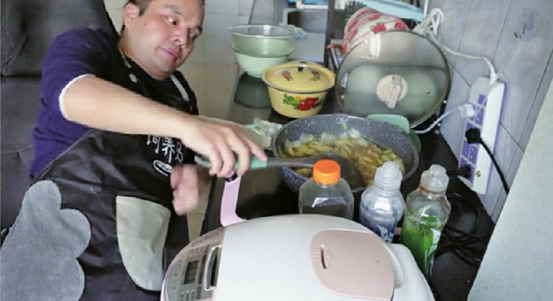 瘫痪小伙照顾瘫痪父亲，生活开启“超级困难”模式，但他从未放弃努力生活