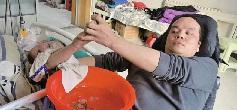 瘫痪小伙照顾瘫痪父亲，生活开启“超级困难”模式，但他从未放弃努力生活