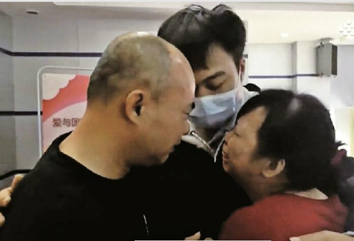 寻子17年的出租车司机杨晓青将继续致力于打拐事业