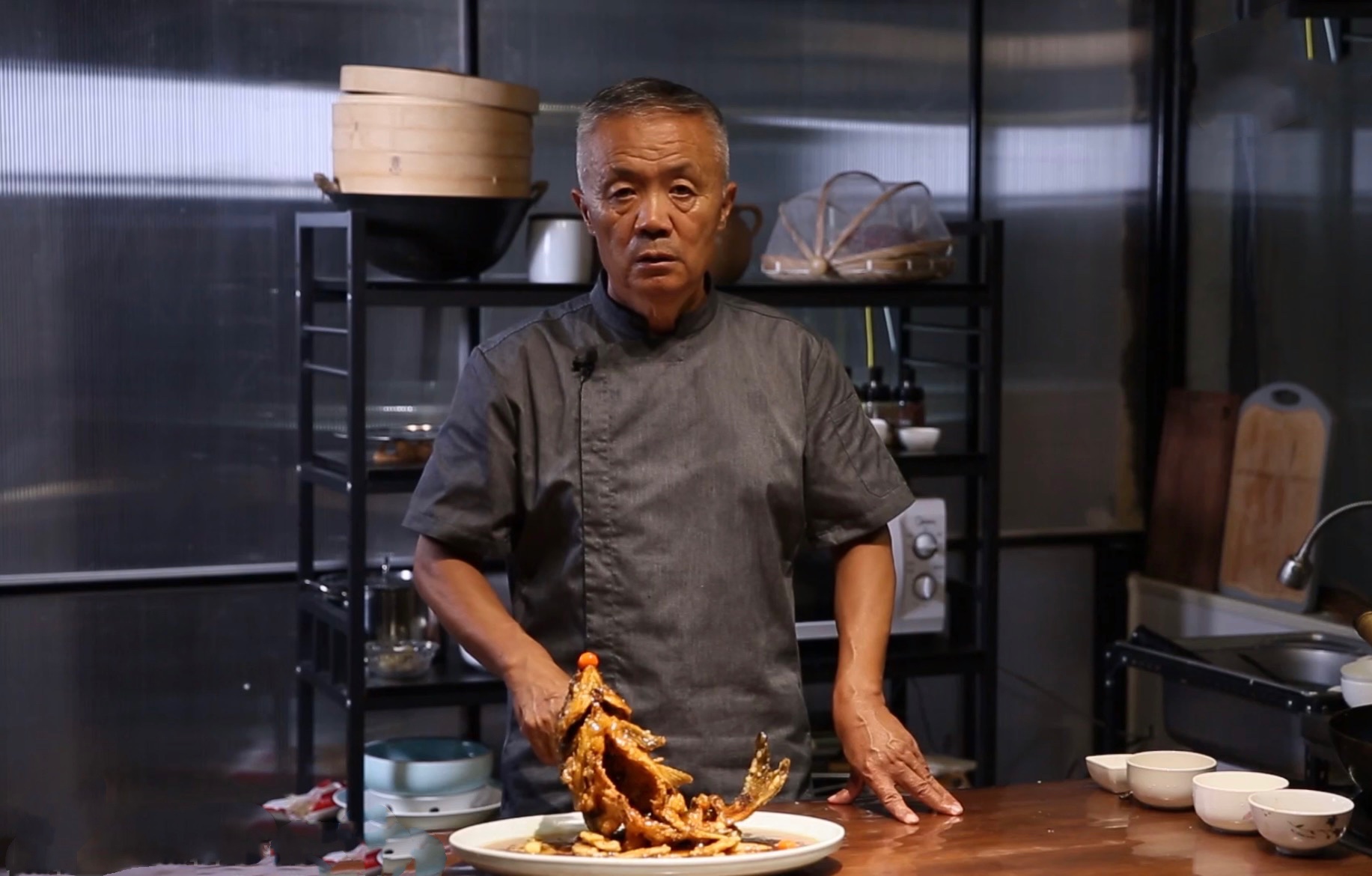 融媒·画像丨师父掌勺，徒弟“掌镜”——老厨师玩跨界