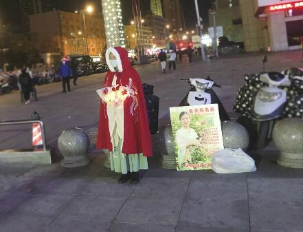 为救白血病弟弟，00后女孩寒风中穿汉服卖花 若你遇见她，请顺手买一束爱心玫瑰吧