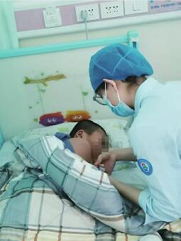 为救白血病弟弟，00后女孩寒风中穿汉服卖花 若你遇见她，请顺手买一束爱心玫瑰吧