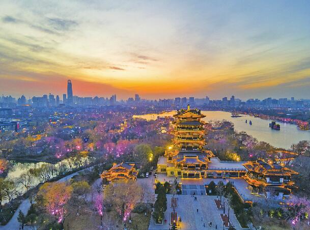 冬日晚霞映明湖