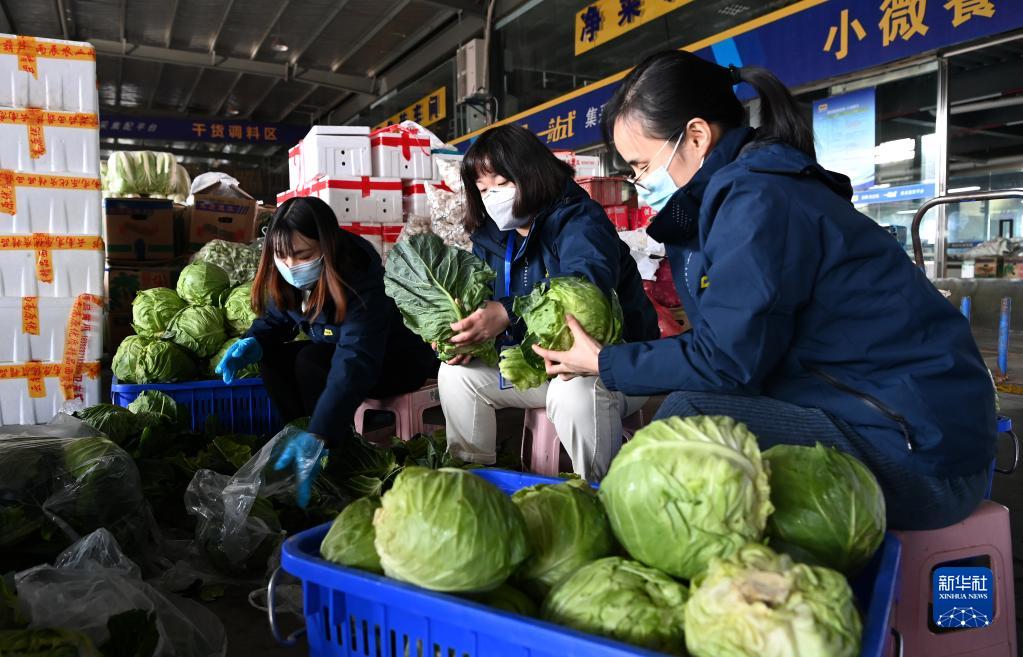 新华全媒+丨疫情来袭 “菜篮子”拎得稳吗？——探访西安蔬菜供应基地