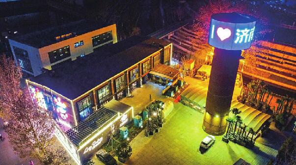 老水塔老厂房夜晚展现新“光芒”