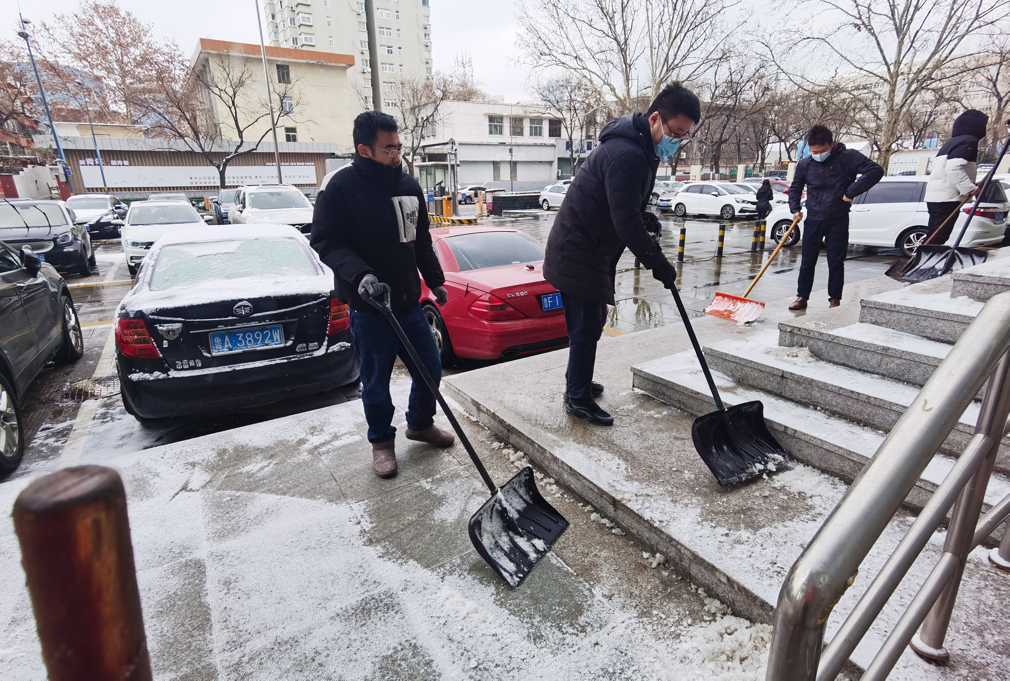 我为群众办实事  新华保险济南中支开展扫雪志愿活动