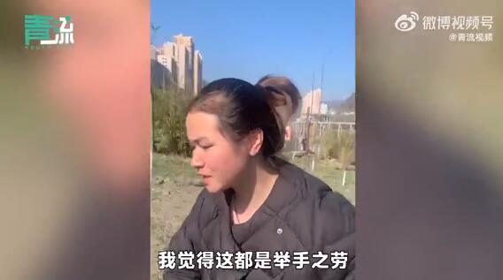 妈妈把1岁娃交给陌生人跳河救人 称老爹说人在世上就是要多做好事