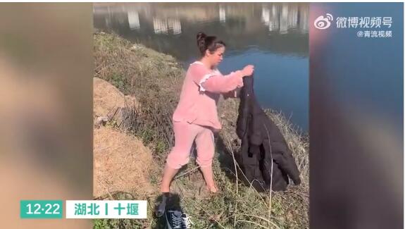 妈妈把1岁娃交给陌生人跳河救人 称老爹说人在世上就是要多做好事