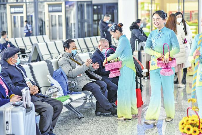 最快83分钟！ 牡丹之都跻身济南“高铁朋友圈” 鲁南高铁山东段昨全线贯通，济菏之间赏花观泉一天来回