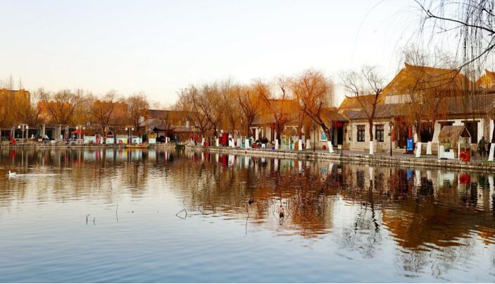 Baihua Pond is Like an Elegant Picture.