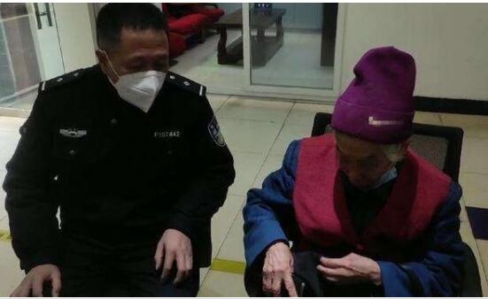 86岁老人独自到派出所找爸爸 任由岁月流转，我们都是想念爸爸的孩子