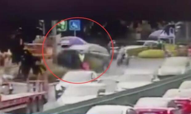 奔驰冲上安全岛撞倒4名小学生 系司机操作不当