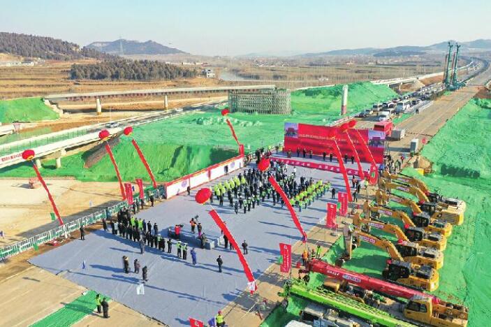 Проект расширения участка Цзинань-Хэцзэ вчера начался строить