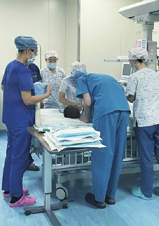 山东4岁男孩注射SMA靶向药入医保后全国首针 母亲：希望能够跟普通孩子一样上学