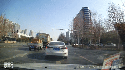 公交撞翻外卖员逃逸 司机已停职 现场发生了什么?